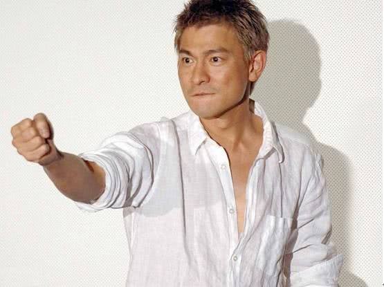 娱乐圈中的这些明星，一出道就非常火，现在也非常火