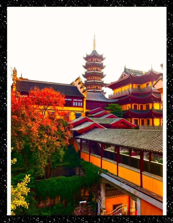 鸡鸣寺攻略！免票许愿全解析  南京鸡鸣寺旅游攻略｜附鸡鸣寺地图 【 入寺须知】 入寺需购票，票价为10元/人。电子票和纸质票入口不同，纸质票入口在电子票入口旁边，都在鸡鸣寺南门，不要走错哦。 寺庙为单行道，南门只进不出，北门只出不进，按照寺庙里的指示牌走即可。 禁止对佛像拍照。 不踩门槛。 珠串戴左手。 注意穿着，最好不要穿墨镜、帽子或短裙。 凭票可领取三支香（免票人员除外）。 寺庙里有很多阶梯，建议穿方便走路的平底鞋。 【 开放时间】 开放时间为7:00-17:30，初一、十五的开放时间为5:30-17:30。 【 门票购买】 票价：15元/人 购买方式： 无需预约，当日购买即可。 线上：通过小程序——南朝首刹鸡鸣寺购买电子票。 线下：推荐在鸡鸣寺南门售票处凭身份证购买纸质票，排队时间短。 【✅ 免票政策】 凭残疾证、军官证可在检票处验完证件后免票入寺。 60岁以上的老人可凭身份证等相关证件免票。 1.3米以下（含）儿童免票，1.3米以上全票。 在南京省获得国家无偿献血奉献奖、无偿捐献造血干细胞奖和无偿献血志愿服务终身荣誉奖的个人免费入寺。 【⭐️ 许愿】 学业：文殊菩萨➡️半山腰大雄宝殿内 事业：普贤菩萨➡️财神殿 健康：药师佛➡️药师佛塔 姻缘：观音菩萨➡️观音殿 【 交通出行】 地铁3号线➡️鸡鸣寺站➡️5号出口 地铁4号线➡️鸡鸣寺站➡️5号出口  提示： 如果你想逛完鸡鸣寺后去玄武湖公园，不需要打车，出了北门一直走到马路那，再往左走就是南京城墙和玄武湖啦。-有驾