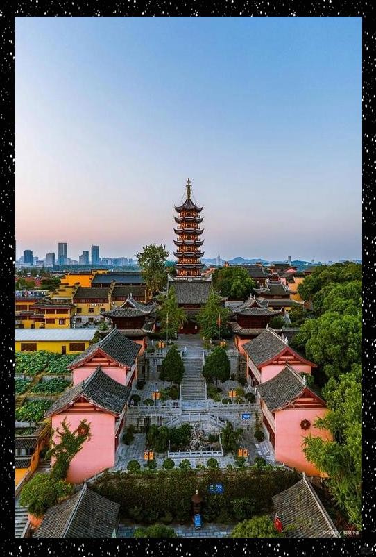 鸡鸣寺攻略！免票许愿全解析  南京鸡鸣寺旅游攻略｜附鸡鸣寺地图 【 入寺须知】 入寺需购票，票价为10元/人。电子票和纸质票入口不同，纸质票入口在电子票入口旁边，都在鸡鸣寺南门，不要走错哦。 寺庙为单行道，南门只进不出，北门只出不进，按照寺庙里的指示牌走即可。 禁止对佛像拍照。 不踩门槛。 珠串戴左手。 注意穿着，最好不要穿墨镜、帽子或短裙。 凭票可领取三支香（免票人员除外）。 寺庙里有很多阶梯，建议穿方便走路的平底鞋。 【 开放时间】 开放时间为7:00-17:30，初一、十五的开放时间为5:30-17:30。 【 门票购买】 票价：15元/人 购买方式： 无需预约，当日购买即可。 线上：通过小程序——南朝首刹鸡鸣寺购买电子票。 线下：推荐在鸡鸣寺南门售票处凭身份证购买纸质票，排队时间短。 【✅ 免票政策】 凭残疾证、军官证可在检票处验完证件后免票入寺。 60岁以上的老人可凭身份证等相关证件免票。 1.3米以下（含）儿童免票，1.3米以上全票。 在南京省获得国家无偿献血奉献奖、无偿捐献造血干细胞奖和无偿献血志愿服务终身荣誉奖的个人免费入寺。 【⭐️ 许愿】 学业：文殊菩萨➡️半山腰大雄宝殿内 事业：普贤菩萨➡️财神殿 健康：药师佛➡️药师佛塔 姻缘：观音菩萨➡️观音殿 【 交通出行】 地铁3号线➡️鸡鸣寺站➡️5号出口 地铁4号线➡️鸡鸣寺站➡️5号出口  提示： 如果你想逛完鸡鸣寺后去玄武湖公园，不需要打车，出了北门一直走到马路那，再往左走就是南京城墙和玄武湖啦。-有驾