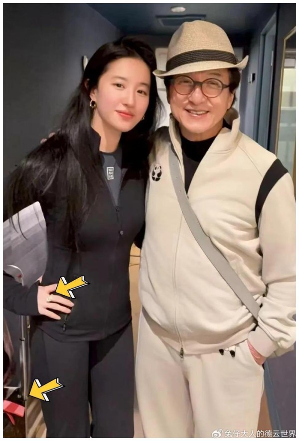 71岁成龙染黑发和刘亦菲合影，她身材消瘦，网友喊话梦回功夫之王