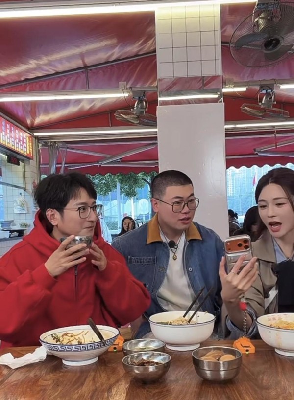 沈梦辰线下吃面被偶遇，本人好美好接地气呀，同行的还有李维嘉！