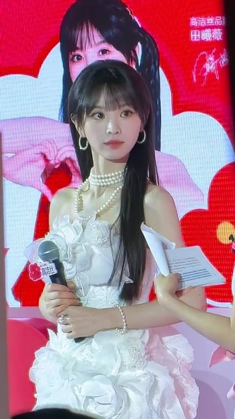 请原谅我快看完了才注意到她戴了这么大的耳环！甚至还戴了三层的珍珠项链