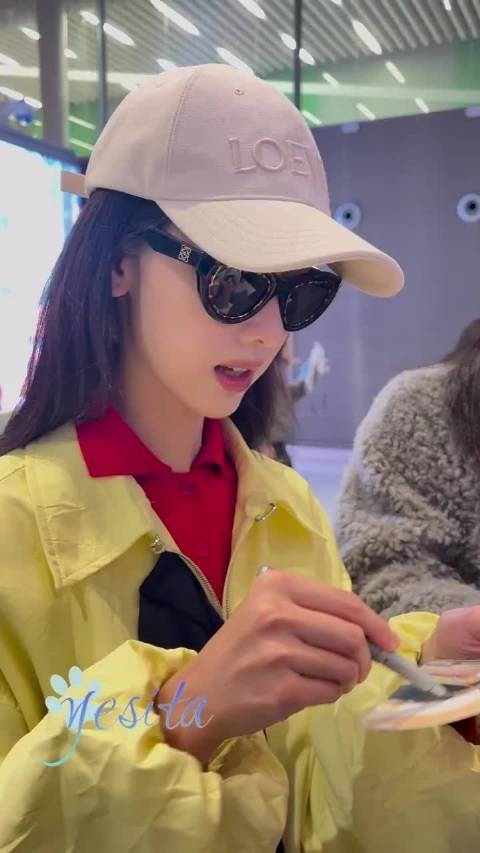 天呐心软的嘟儿刚到巴黎就给粉丝签名了，人怎么这个好啊，这个嘟嘟人美心善