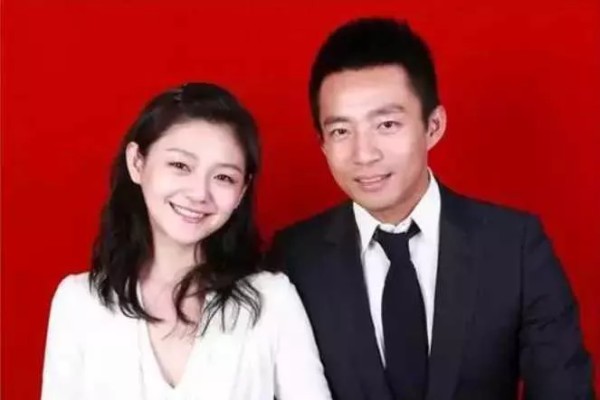 三木：黄晓明和杨颖的结婚照太酷了，这种画风多数人都不一定敢挑战

娱乐圈有很多明星情侣，每一对明星情侣都有一段甜蜜的爱情故事，明星情侣的婚姻生活也是我们非常羡慕的，不知道你喜欢哪个明星情侣，看看这些明星夫妻的结婚证是不是看起来很甜，但是比不上这对搞笑的明星结婚证。

李艾一直是我们最喜欢的主持人，李艾属于那种活泼开朗的性格，而且他也是一个很感性的人，他和经纪人张徐宁结缘，后来他们在一起有了一个可爱...