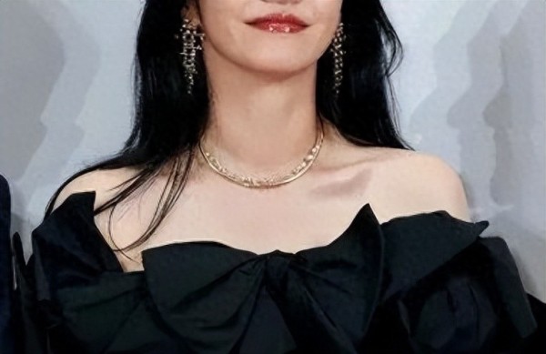 姚晨突然官宣离婚！震惊娱乐圈：假装深情20年，终于装不下去了…