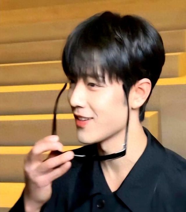 米兰时装周生图太真实？肖战硬朗身材成焦点，宁艺卓霸气金链，日本女星大胆深V