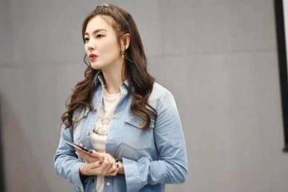 周深为什么不认识张雨绮张含韵？观众明白那2个答案后笑了