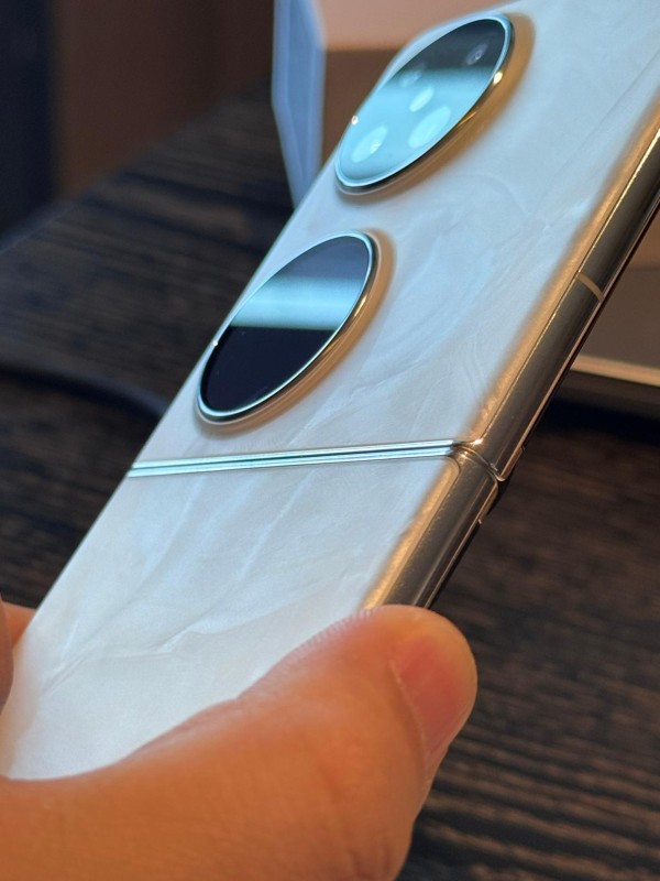 黄景瑜们为何一手苹果一手华为？双机党揭秘背后撕裂与平衡