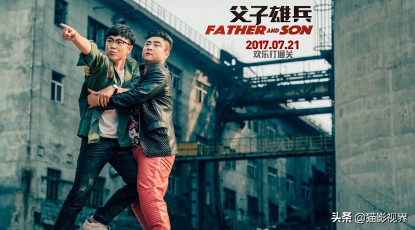 关于剧：大鹏对李雪琴说：最狼狈的时候是跟乔杉一起拍戏，当时住一个屋，洗澡只能轮流洗，结果两人相互谦让，都想让对方先洗，到现在，乔杉的后腰全是伤，大鹏的胳膊上也都是伤！

当时，两人一起拍摄《父子雄兵》其中一场追债的给他们浇水泥里的戏，

因为是真的水泥，在开拍前，大鹏和乔杉在全身裹满了保鲜膜，但是保鲜膜中间有缝隙，水泥就这样渗进去了，把皮肤全都烁伤了。

李雪琴问：当时疼吗？

大鹏：疼，当时就破...