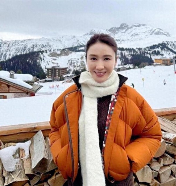 黎姿在国外度假带火了冬天新穿搭：羽绒服+皮裤，洋气还高级