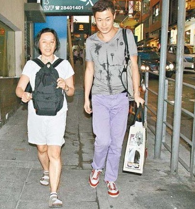 叶德娴将背包背在胸前，由形象指导陪同出巡