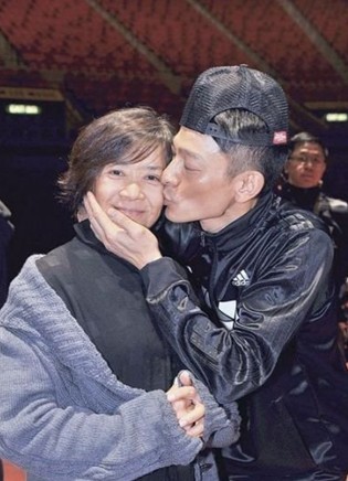 如今《桃姐》封后，见华仔对妈妈的贴心，甘国亮说他真心为妈妈好，“明知这部戏的焦点不在自己身上都肯拍。”