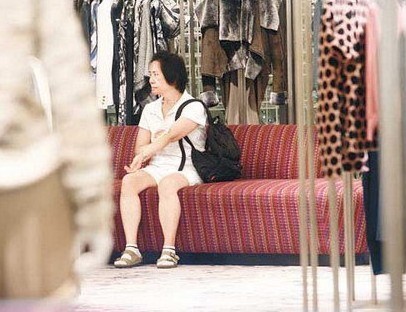 叶德娴穿短裤凉鞋不拘小节