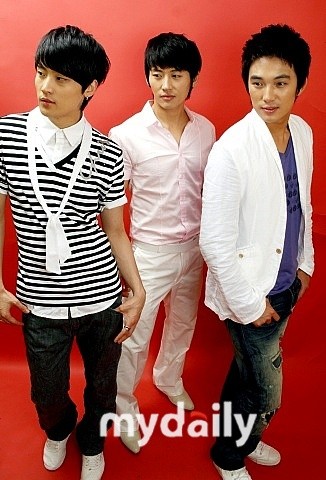 男子三人组合V.O.S的成员朴智宪，崔贤俊，金庆禄与日本最高的人气明星草剪刚结拜为干兄弟