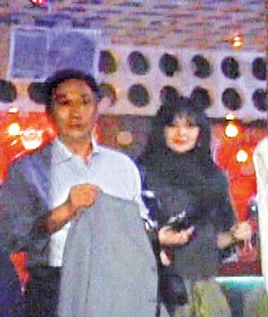 郭台铭（左）圣诞夜和关之琳现身上海夜店。