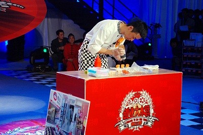 林锐现场制作寿司博得评委全票通过