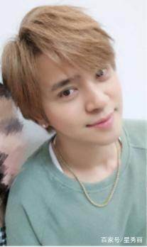 他是一代亚洲舞王，说自己是不婚一族，如今却和网红女友秀恩爱