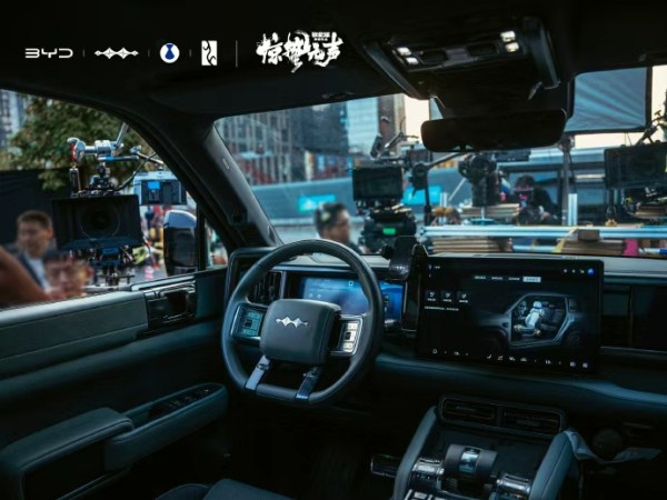 一半是明星的气场，一半是比亚迪的颜值暴击！—顶端新闻