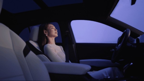 戚薇代言凯迪拉克XT4：大女主时代，谁在掌控方向盘？-有驾