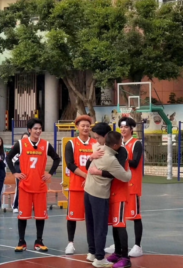 王鹤棣回乐山母校打球!见到小学老师当场泪崩,这小伙子好真诚
