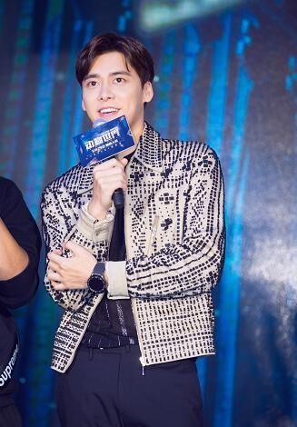 李易峰“瘦”到上热搜，谈“新生代流量明星”抢占市场霸气回应