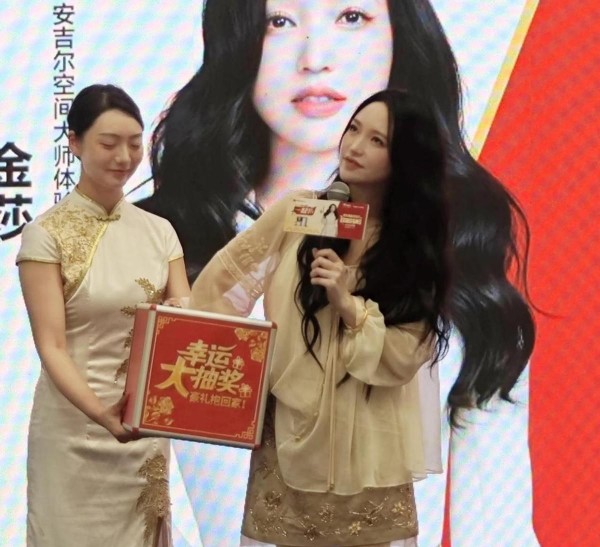 防晒哦及：金莎的“县城商演”模式，正在成为娱乐圈下沉市场的一张“秘密武器”。
她用三首经典老歌，配合简洁高效的团队，将目标锁定在三四线城市和商场。
这种打法省去了高成本高风险的巡演，靠着复古“回忆杀”，赢得了不少80后、90后粉丝的心。2023年实现42场，每场收入六位数，既稳又快。
到2024