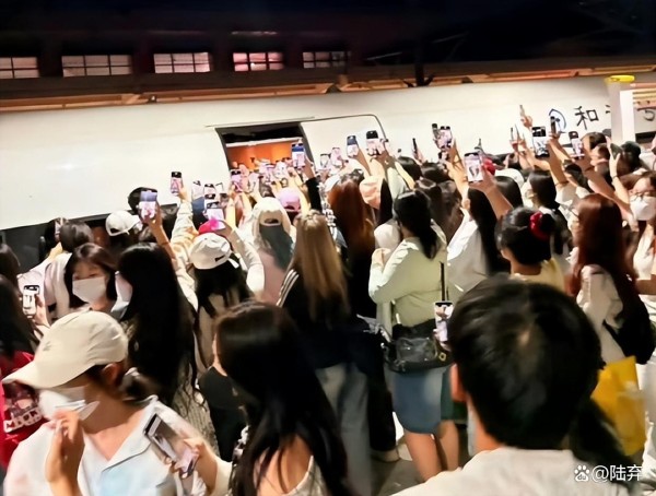 粉丝冲卡推人，追星乱象已超越理智底线