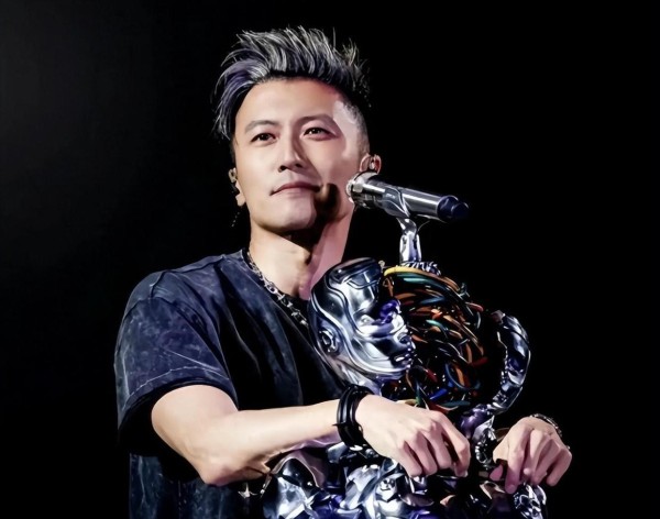 同门不同命！林峯谢霆锋红馆对决：一个油腻一个顶流