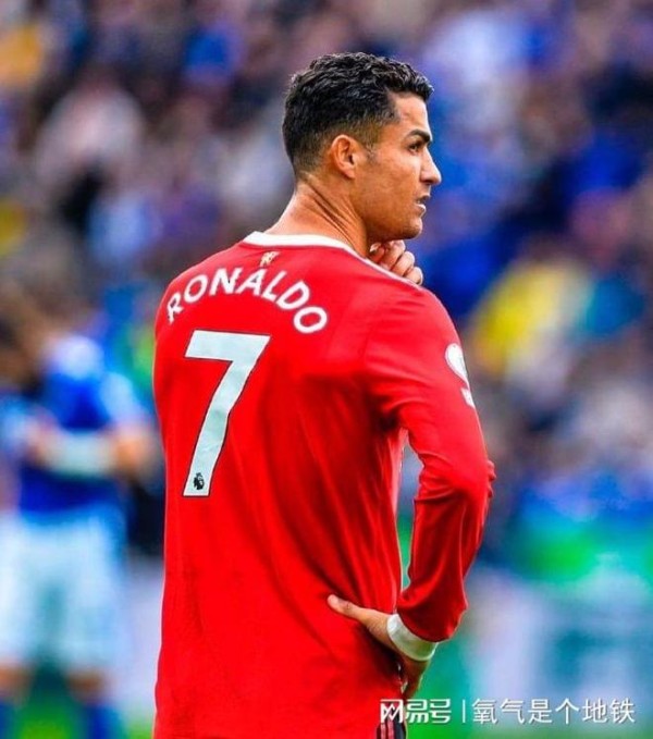C罗成为社交媒体足球流量王！并且在全球最帅榜上，进入前百！