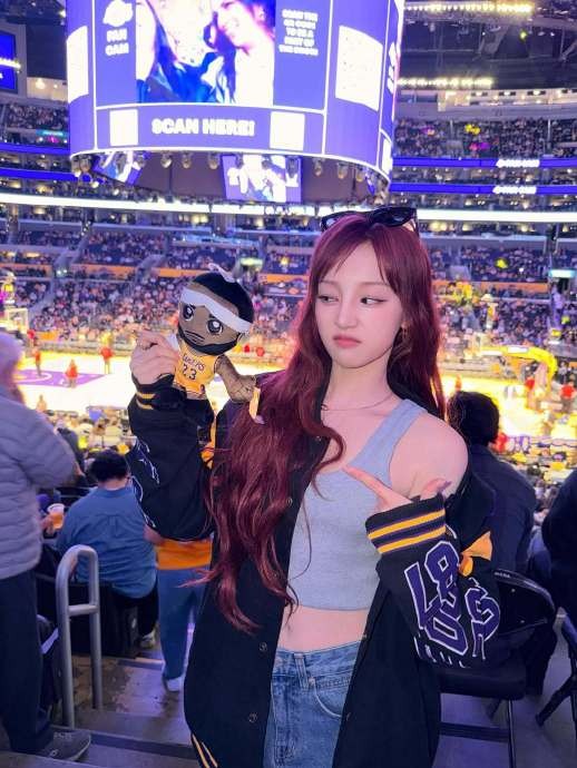 宋雨琦在湖人比赛现场具体是如何获得詹姆斯互动的？