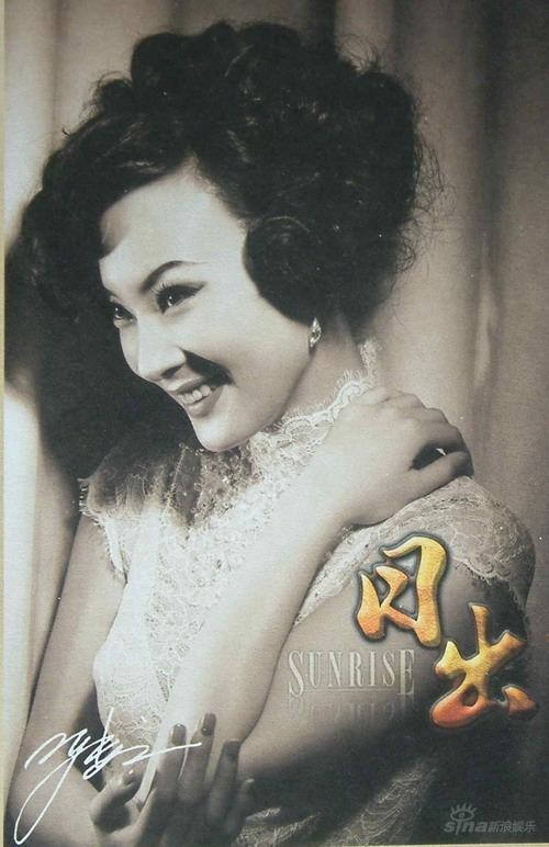 陈数义卖《日出》明星片为灾区儿童献爱心(图)