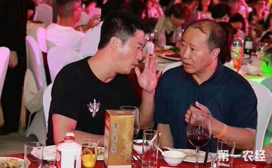 茅台老总袁仁国现身《战狼2》庆功宴，吴京：我请你！