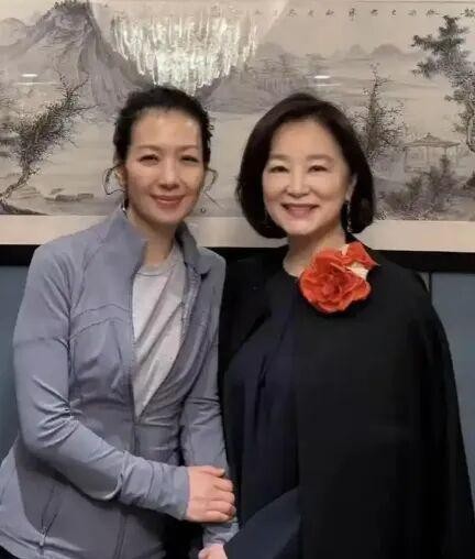 70岁林青霞为胡军开庆功宴，穿真丝衬衣打扮好贵妇，宴会变为时尚大秀