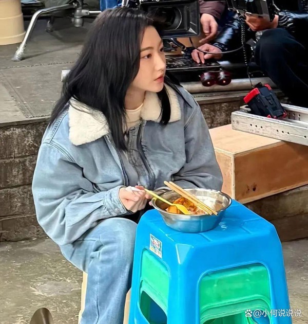 景甜在重庆吃板凳饭，穿一身牛仔装气质太出众，胖了后反而更美