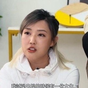 30岁女星被爆出轨？当众邀男演员回房间，酒店密会1小时