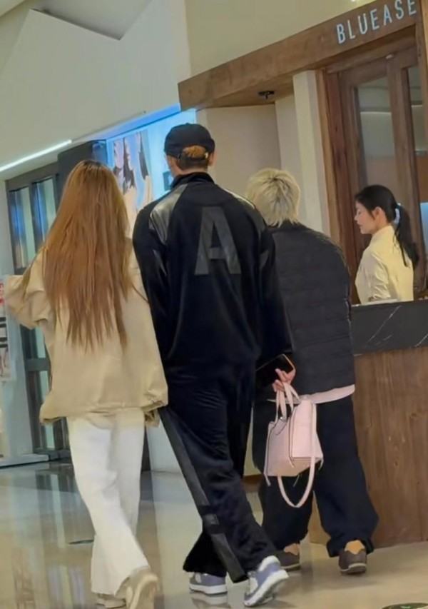 徐艺洋黄子韬一起现身重庆商场，黄子韬一路给老婆提包，网友：好男人！