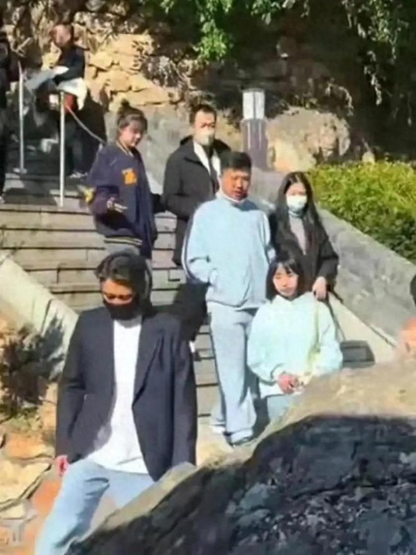 辛柏青再次去大孤山祈福，身形消瘦显无力感，好友李乃文陪伴同行