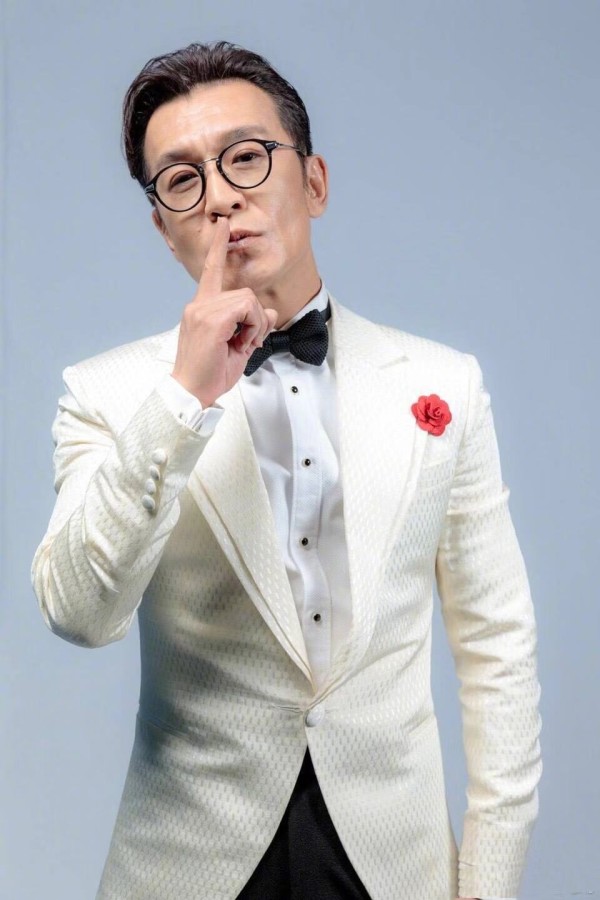 冯小刚、李晨和周立波发文吊唁李咏，周立波被误会，爆粗口怼网友