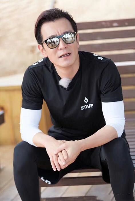 冯小刚、李晨和周立波发文吊唁李咏，周立波被误会，爆粗口怼网友