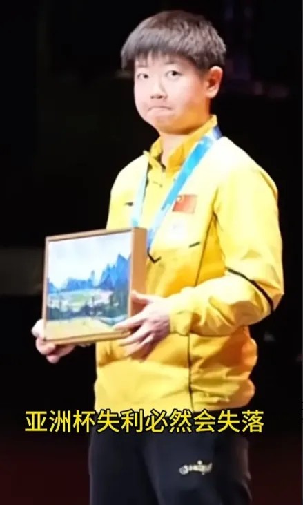 人间记录仪：运动员不是金牌机器！
        孙颖莎粉丝深夜喊话引全网破防！百万球迷集体倒戈：“大满贯不如医保卡”，国乒顶流该不该急流勇退？ 
        《体育明星退役生存报告》显示：78%的奥运冠军退役后转型失败，43%存在慢性运动损伤。对比孙颖莎商业价值曲线：2023年因伤退赛3次后，代言费暴跌1200万。更扎心的是——张怡宁2009年巅峰退役时商业价值仅保留13%，如今靠综艺翻红月...