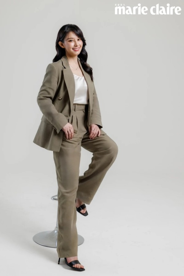 橄欖綠西裝外套、橄欖綠西裝長褲，both by Club Monaco；黑色露趾高跟鞋 ，AllSaints。