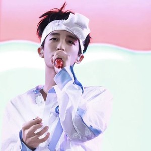 年仅25岁的黄子弘凡,凭什么爆火?