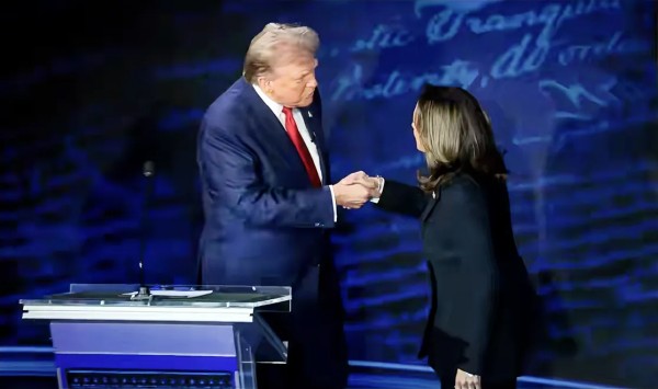 春日桃绘：就在刚刚哈里斯同特朗普举行2024年美国总统竞选第一场面对面辩论时。共和党候选人唐纳德·特朗普与民主党候选人卡玛拉·哈里斯在此场合正面交锋，吸引了全球目光。值得一提的是，辩论开始前的一个小细节引发了广泛关注——特朗普与哈里斯握手致意，这一举动打破了特朗普在以往竞选活动中的惯例，显示出某种态度上的转变。
自2016年起，特朗普就以其独特的个性和竞选风格闻名于世，特别是在公开场合拒绝与对手握...