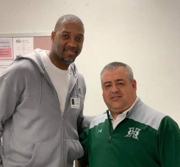 42岁麦迪老态尽显，16年生四子家庭美满，妻子身材玲珑有致