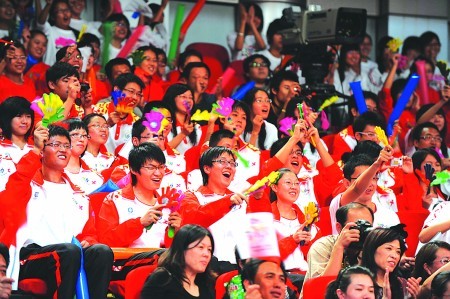 为荣耀喝彩向功勋致敬