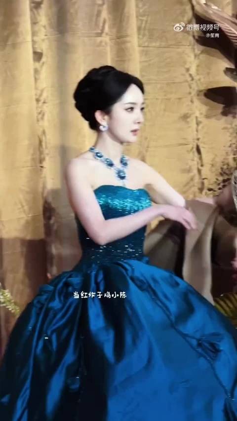 女明星冬季穿搭巧思曝光，短外套靴筒袜套显比例