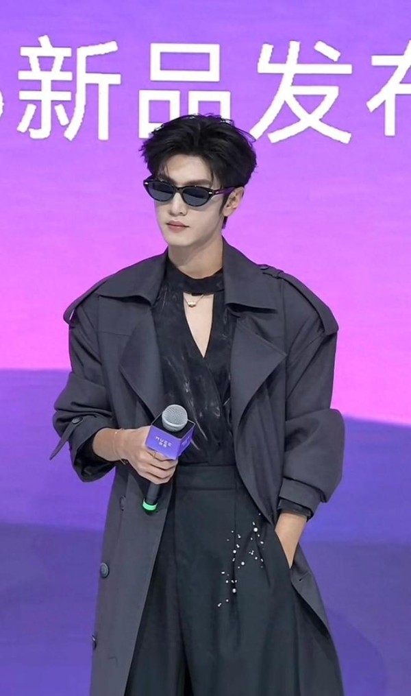 陈哲远上海活动帅炸了！眼镜风衣深V造型封神，生图碾压秀场明星