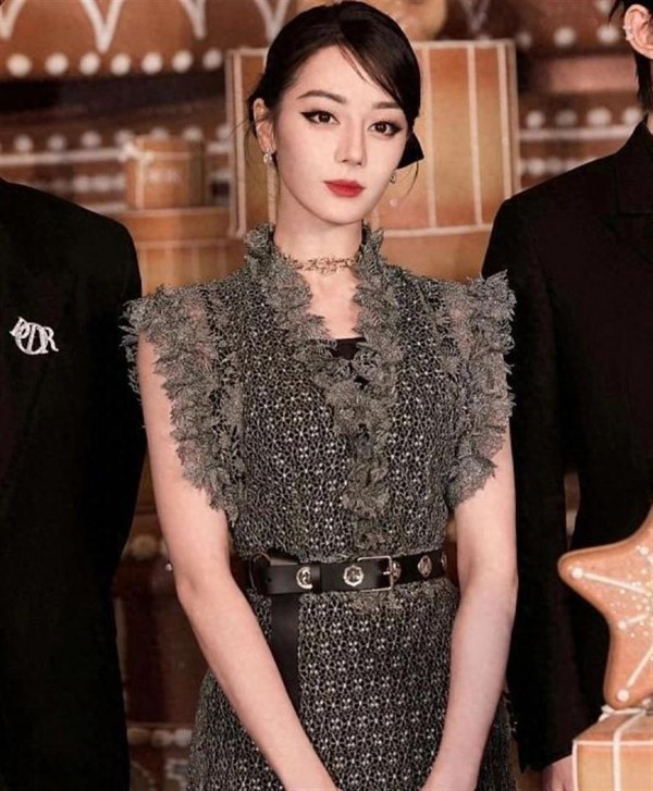 意难平！迪丽热巴缺席巴黎时装周，滞留海外背后藏着所有人的牵挂