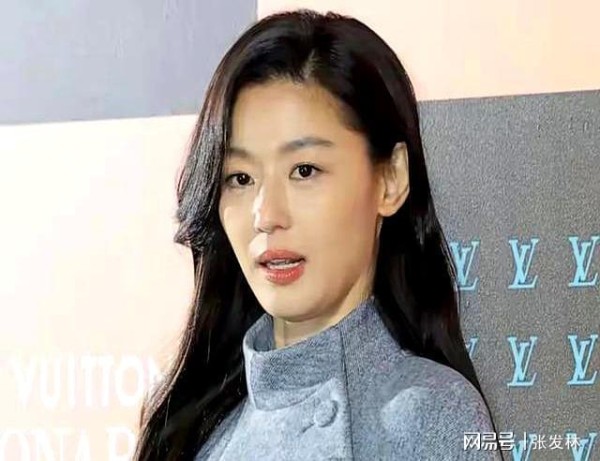 韩国LV宣传活动Lisa稳站C位，全智贤只能靠边，疑用搓手掩饰尴尬