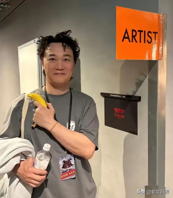 超意识界：实话说，我不相信陈奕迅的事是真的！
但娱乐圈是个很复杂的地方，明星也受资本的操控，上次方大同的事，大家都还记得吧？

我这么说，并不是在暗示陈奕迅出事了，我确信，目前他只是病了而已。

另一方面，也想唠嗑一下，其实娱乐圈里很多的事情，圈外的人是看不到内情的，甚至有些真相，只能掩埋在某个高的层面，永远不会、也不可以被公开。

这次陈奕迅的事，目前可以确认的只有两点：一是他患上新冠，二是台北...